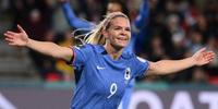 Atacante Eugénie Le Sommer comemora terceiro gol francês 