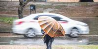 Baixa presão e frente fria trarão chuva com volumes excessivos, muitos raios e o risco de tempo severo com granizo e vento forte a intenso