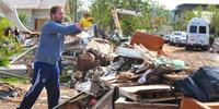 Em Roca Sales, moradores fazem a limpeza das casas, após a enchente