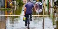 Na rua Dique, bairro Cidade Verde, água ainda toma conta da via