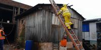 Defesa Civil cobre residência que teve o telhado danificado com a força das chuvas