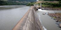 As barragens do Rio das Antas não tem capacidade de regular o fluxo da água, pois possuem vertedouro do tipo soleira livre e tem a característica a 'fio d’água'