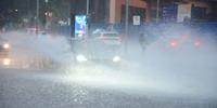 Chuva causou também causou alagamentos em ruas do Centro Histórico de Porto Alegre