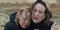 Sophie Lowe e Louisa Krause conseguem transmitir o pavor, o medo e a tensão de sofrer um acidente grave no mar