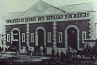 Primeira garagem e oficina da Carris. Prédio construído em 1873 na esquina da Av. João Pessoa com Sarmento Leite. Imagem obtida no final do século XIX.