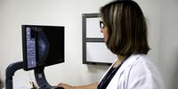 Apenas metade das mulheres com idade entre 40 e 49 anos fez mamografia nos últimos 18 meses