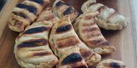 Empanada argentina pode ser preparada na churrasqueira e permite várias opções de recheio