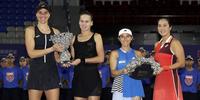 A brasileira Beatriz Haddad Maia (E) e a russa Veronika Kudermetova posam com o troféu de vencedora após vencer a final de duplas femininas contra a japonesa Miyu Kato (2ª D) e a indonésia Aldila Sutjiadi (R) no torneio de tênis Zhuhai Elite Trophy.