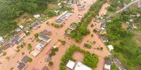 Imagens aéreas mostram a dimensão da enchente em Barra do Rio Azul, no norte do RS