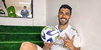 Suárez brincou em foto com a bola do jogo