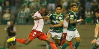 Jogador sentiu a coxa direita na partida contra o Palmeiras