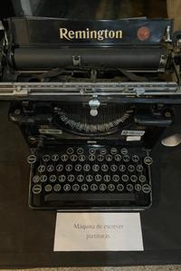 Máquina de escrever partituras é um dos objetos da exposição