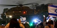 Helicótero leva reféns libertados de volta para Israel