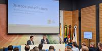 Governador Eduardo Leite e o presidente da Famurs, Luciano Orsi, durante reunião nesta segunda-feira