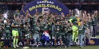 Clube alviverde ergueu sua 12ª taça do Campeonato Brasileiro