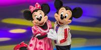 Os anfitriões Mickey e Minnie Mouse conduzirão o público a uma expedição por mares agitados, montanhas cobertas de neve e chegarão até a ponte de Calêndula