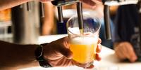 Estudos apontam o aumento no avanço de doenças durante os anos para consumidores regulares de bebidas alcoólicas.