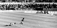 Última vez que o Inter foi campeão do Brasileirão foi no ano de 1979, quando bateu o Vasco por 2 a 1 na decisão.
Na foto, Jair marcando o primeiro gol.