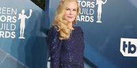 Nicole Kidman apostou no longo azul da grife Michael Kors
