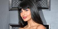 Jameela Jamil apostou em um delineador azul com glitter para o Grammy