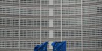 As bandeiras da União Europeia tremulam na brisa durante o segundo dia de uma cúpula especial do Conselho Europeu em Bruxelas.