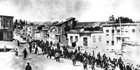 Armênios sendo conduzidos para o massacre por soldados Otomanos