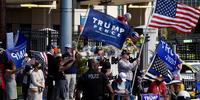 Apoiadores de Trump estão na entrada do hospital Walter Reed Medical Center