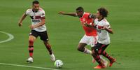 Rodrigo Caetano reclamou de decisões da arbitragem contra o Flamengo