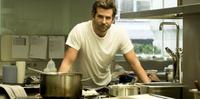 Chef Adam Jones (Bradley Cooper) quer recuperar a carreira, destruída pelo álcool e drogas