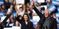 A congressista Alexandria Ocasio-Cortez e o senador de Vermont Bernie Sanders são as principais lideranças políticas da esquerda estadunidense