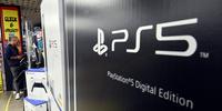 Clientes que conseguiram reservar com antecedência o PS5 compareceram às lojas para retirar