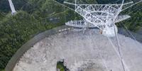 Em 10 de agosto e 6 de novembro, dois cabos que seguravam o telescópio de 900 toneladas sobre uma antena parabólica de 305 metros de diâmetro se romperam