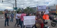 Manifestações ocorreram em frente ao hipermercado e nas redes sociais