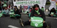 Ativistas participando de uma manifestação exigindo a legalização do aborto em frente ao prédio do Congresso Argentino em Buenos Aires, em 28 de outubro de 2020, em meio à pandemia do coronavírus.