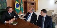 Publicação inclui foto de Jair Bolsonaro Bolsonaro ao lado de Paulo Guedes Guedes e José Levi