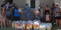 Cesar Franarin, presidente da ONG Sol Maior distribui alimentos