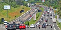 Polícia Rodoviária Federal e concessionária CCR ViaSul monitoram o deslocamento dos carros