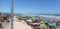 Tempo bom atraiu público para a beira da praia em Imbé