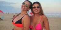 Larissa Zwirtes e Raquel Luana na praia de Atlântida