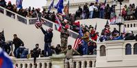 Apoiadores de Trump invadiram o interior do Congresso