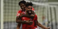 Vitória fora de casa por 2 a 0 colocou time de Abel Braga na vice-liderança do Brasileirão