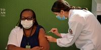 Enfermeira de 54 anos é a primeira pessoa a ser vacinada contra a Covid-19 no Brasil 
