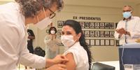 Enfermeira Bruna Martins Pereira foi a primeira vacinada em Osório
