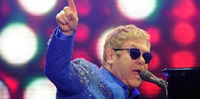 Em Paris, o cantor Elton John fará sua apresentação pouco antes de uma cirurgia no quadril 