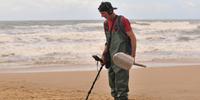 Luís Fernando da Silva procura objetos de valor perdidos e enterrados nas areias das praias