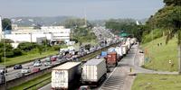 Caminhoneiros param em pontos isolados do País