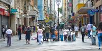 Mesmo com a bandeira preta e comércio fechado, a movimentação no Centro de Porto Alegre foi intenso na manhã desta segunda-feira