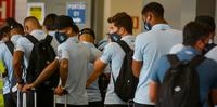 Delegação do Grêmio entrou por uma porta lateral do aeroporto e evitou o saguão para iniciar o deslocamento para Atibaia