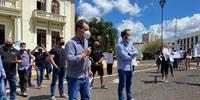 Durante o ato, o prefeito Paulo Polis esteve na praça falando com os manifestantes