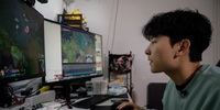 Streamer sul-coreano Kim Min-kyo transmitindo uma ''live'' de seu quarto em Seul